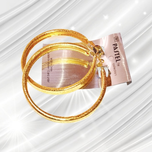 🎄10/$20. Pastel~ Huge Gold Tone Round Earrings - Picture 4 of 4